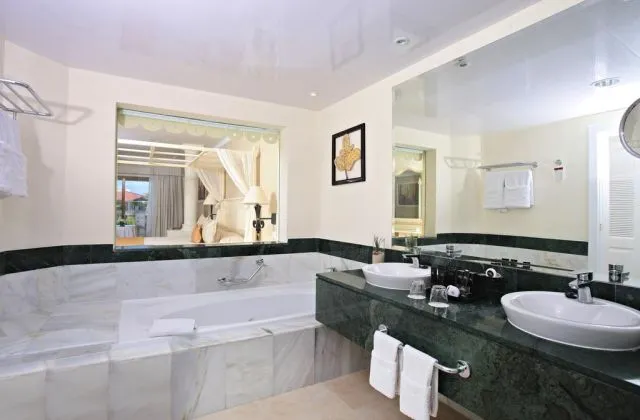 Luxury Bahia Principe Ambar Punta Cana chambre salle de bain